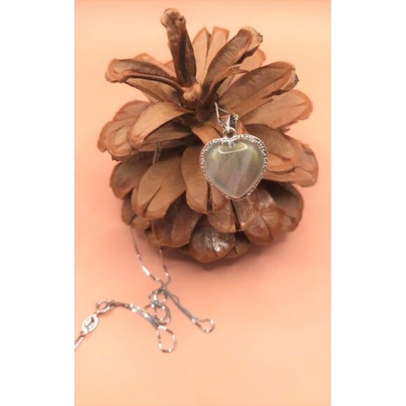 Beautiful Labradorite Heart Pendant on 18 inch Sterling Silver Chain - Picture 1 of 4